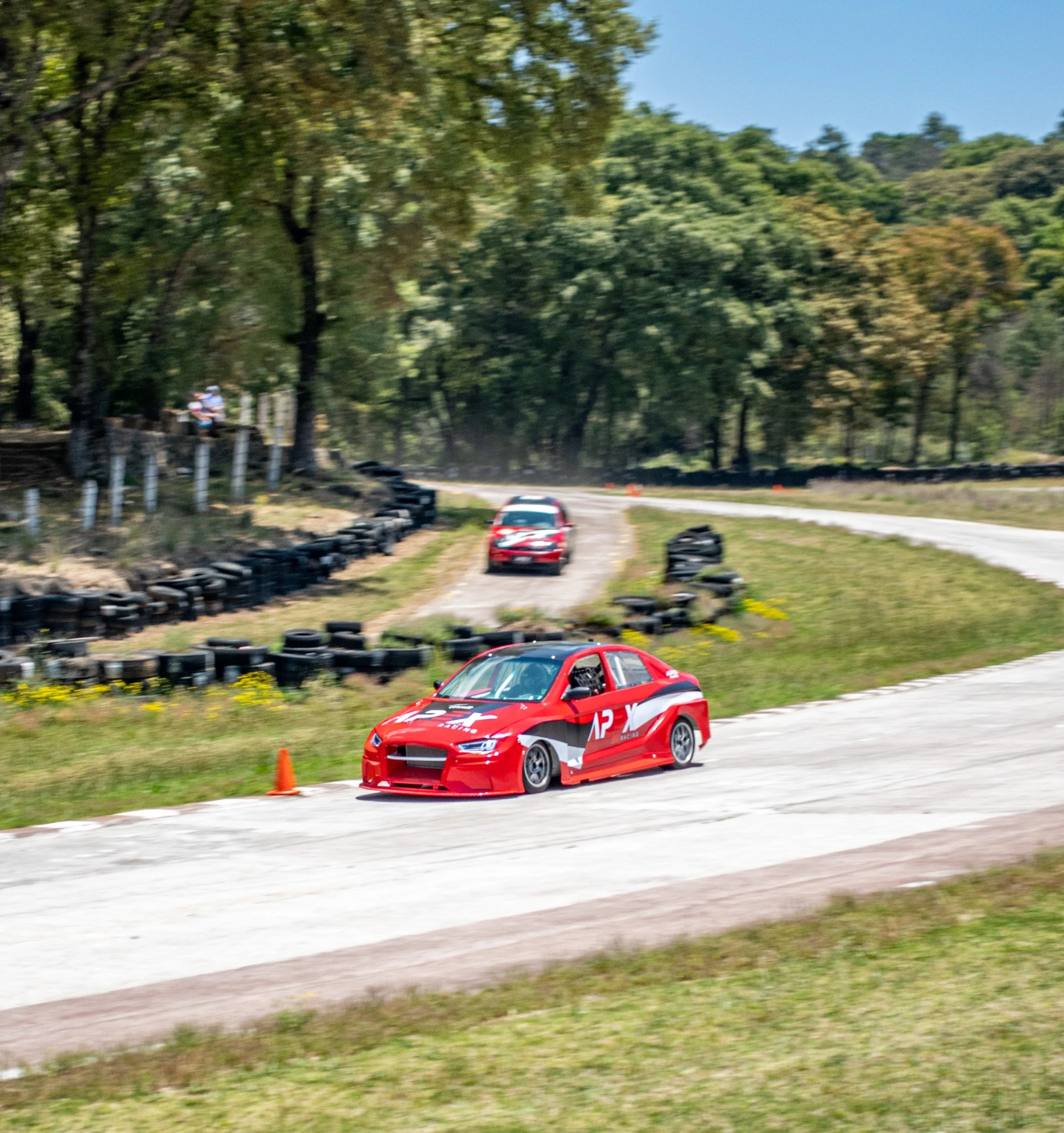 Auto rojo de APEX Racing recorriendo el circuito