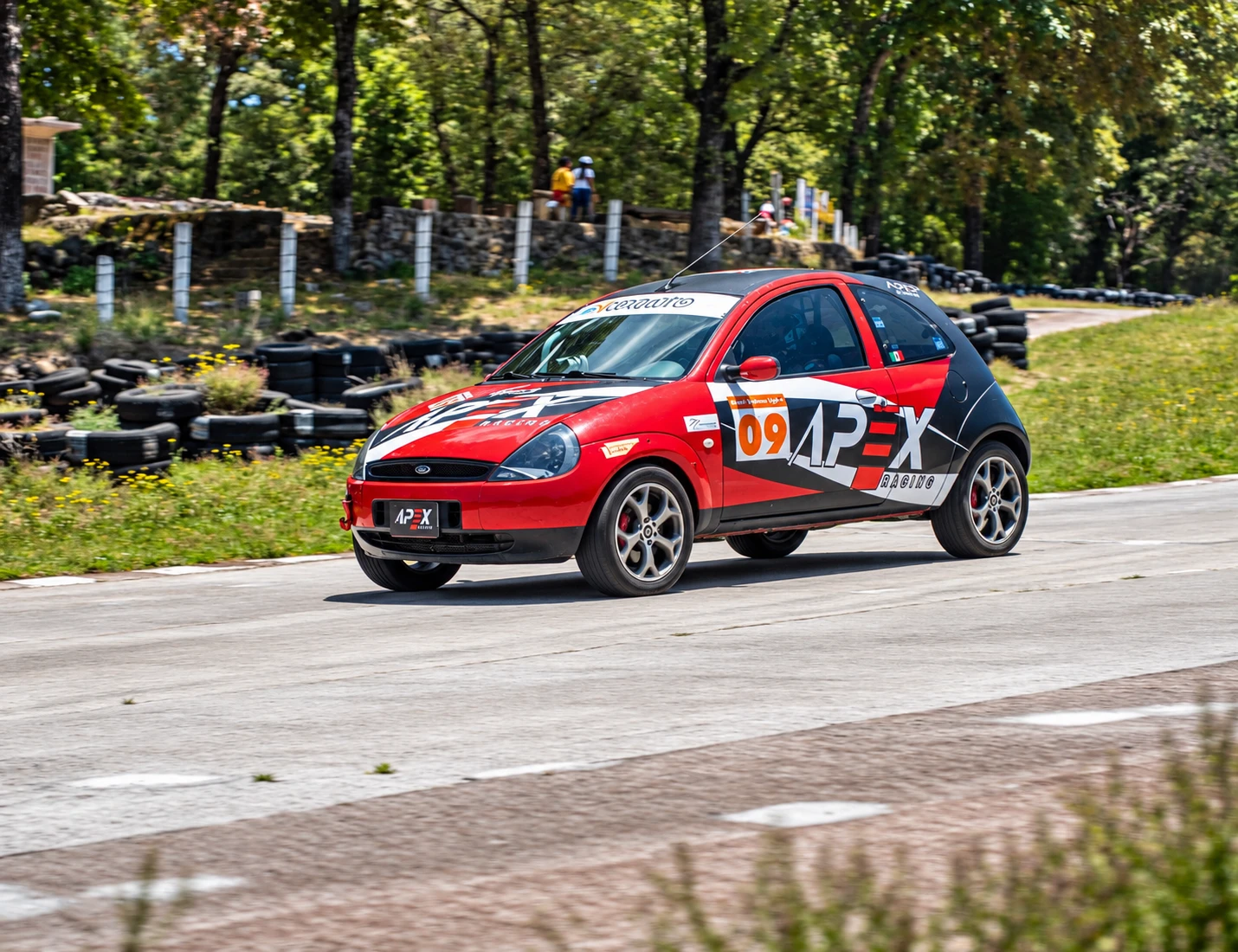 Ford Ka rojo y negro de APEX Racing en una curva del circuito