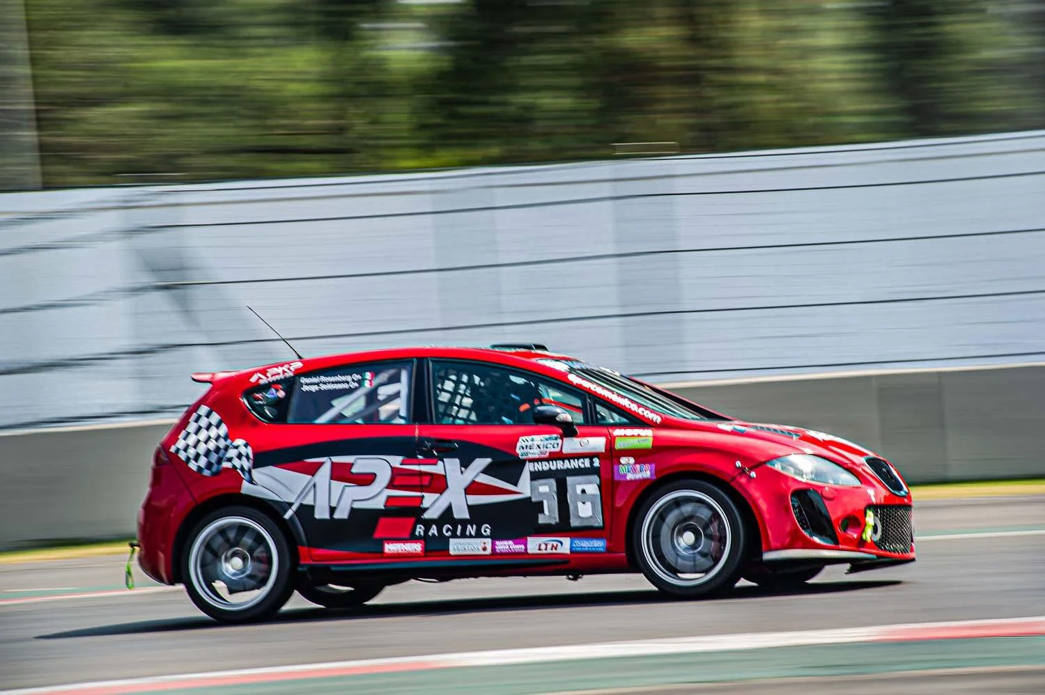 SEAT rojo de APEX Racing en plena carrera, visto de perfil